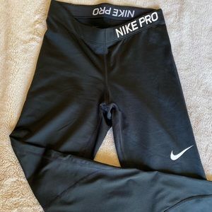 black Nike Pro quarter length leggings